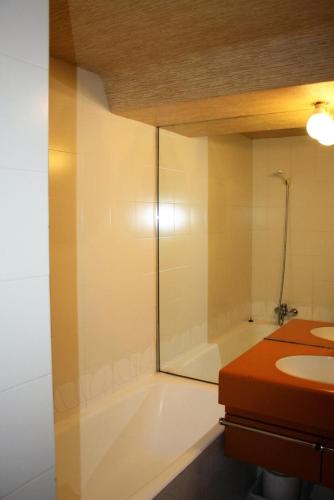 une salle de bain avec une douche, un lavabo et une baignoire dans l'établissement Résidence Palafour - grand studio 4 - vue lac MAE-3388, à Tignes