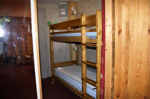 quelques lits superposés dans une chambre dans l'établissement Résidence Palafour - grand studio 4 - vue lac MAE-3388, à Tignes
