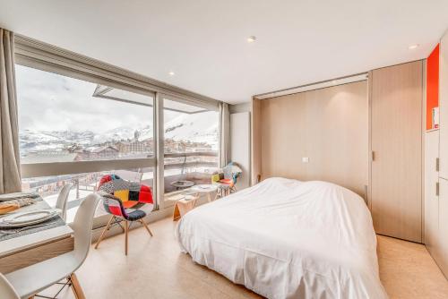 une chambre avec un lit, un bureau et une fenêtre dans l'établissement Résidence Palafour - Complètement rénové en 2018, élégant 2 pièces confort moderne - balcon - vue Grande Sassière MAE-3390, à Tignes