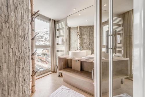 une salle de bain avec un lavabo et un miroir dans l'établissement Résidence Palafour - Complètement rénové en 2018, élégant 2 pièces confort moderne - balcon - vue Grande Sassière MAE-3390, à Tignes