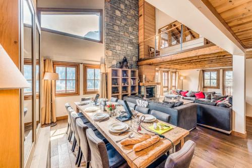 - une salle à manger avec une grande table et un canapé dans l'établissement Chalet Whistler - Chalet 5 - 170m2 - 6 chambres, 6 salles de bain, sauna et jacuzzi MAE-3404, à Les Boisses