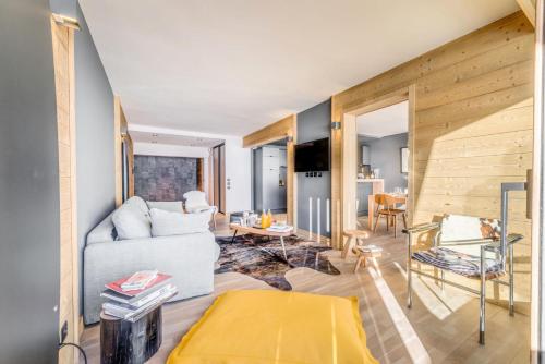 un salon avec un canapé et une table dans l'établissement Résidence Phoenix - Appartement 4 au coeur de TIGNES LE LAC MAE-3410, à Tignes