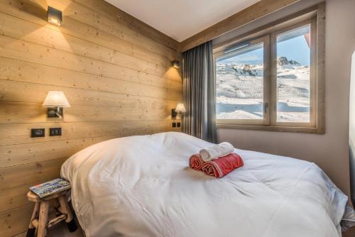 une chambre avec un lit avec deux serviettes dessus dans l'établissement Résidence Phoenix - Appartement 4 au coeur de TIGNES LE LAC MAE-3410, à Tignes