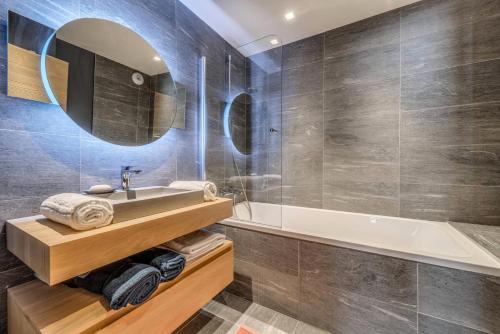 une salle de bain avec un lavabo et une baignoire dans l'établissement Résidence Phoenix - Appartement 4 au coeur de TIGNES LE LAC MAE-3410, à Tignes