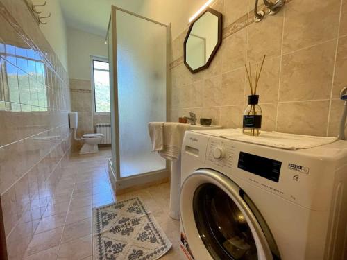 a bathroom with a washing machine in a bathroom at Panoramica sul Terrazzo in Villa Talla