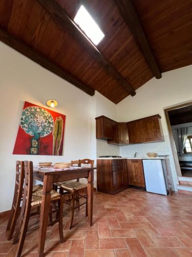 a kitchen with a table and chairs in a room at Agriturismo Melodie Toscane Sorano in Sorano