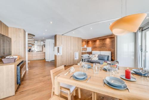 - une salle à manger et un salon avec une table en bois dans l'établissement Résidence Palafour - Appartement 3 - vue lac - 80m2 - 8 personnes MAE-3419, à Tignes