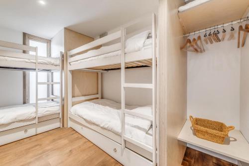 une chambre avec trois lits superposés dans une pièce dans l'établissement Résidence Palafour - Appartement 3 - vue lac - 80m2 - 8 personnes MAE-3419, à Tignes