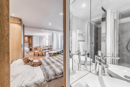 une chambre avec un lit et une salle de bain avec un lavabo dans l'établissement Résidence Palafour - Appartement 3 - vue lac - 80m2 - 8 personnes MAE-3419, à Tignes