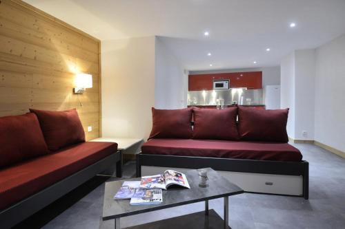 Cette chambre comprend 2 lits et une table basse. dans l'établissement Résidence Saint Jacques A - 5 Pièces pour 11 Personnes 20, à Mâcot La Plagne