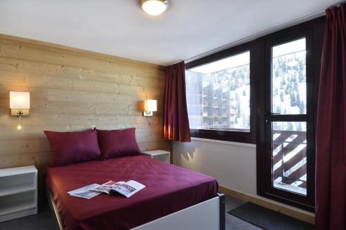 - une chambre avec un lit doté de draps violets et une fenêtre dans l'établissement Résidence Saint Jacques A - 5 Pièces pour 11 Personnes 20, à Mâcot La Plagne