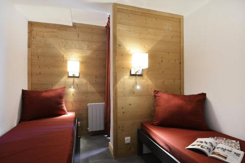 Cette chambre comprend 2 lits et 2 lampes murales. dans l'établissement Résidence Saint Jacques A - 3 Pièces pour 8 Personnes 34, à Mâcot La Plagne