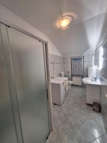 une salle de bain avec toilettes et lavabo dans l'établissement App Keti, à Umag