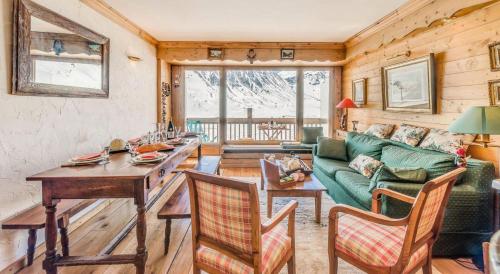 un salon avec un canapé vert et une table dans l'établissement Résidence Soleil - Appartement 3 - confortable, chaleureux, vue lac MAE-3438, à Tignes