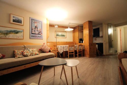 un salon avec un canapé et une table dans l'établissement Résidence Palafour - 3 pièces familial, spacieux, 2 salle de bain/douche - balcon vue lac MAE-3443, à Tignes
