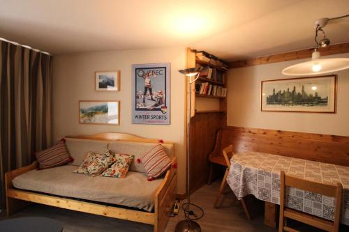 une petite chambre avec un lit et une table dans l'établissement Résidence Palafour - 3 pièces familial, spacieux, 2 salle de bain/douche - balcon vue lac MAE-3443, à Tignes