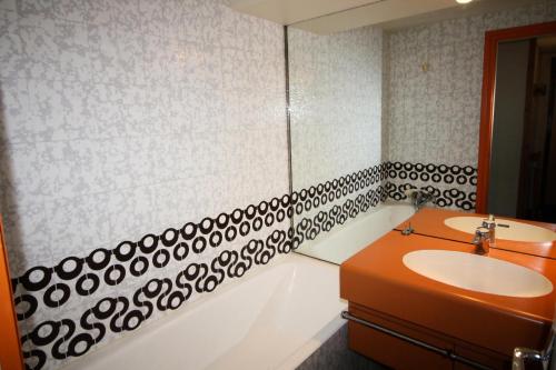 une salle de bain avec un lavabo et un miroir dans l'établissement Résidence Palafour - 3 pièces familial, spacieux, 2 salle de bain/douche - balcon vue lac MAE-3443, à Tignes