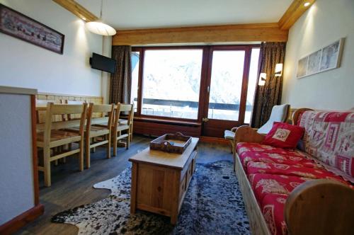 un salon avec un canapé et une table dans l'établissement Résidence Bec Rouge - Vue lac, sur les pistes MAE-3448, à Tignes