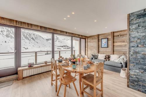 une salle à manger avec une table et un canapé dans l'établissement Résidence Cimes - fantastique vue lac MAE-3453, à Tignes