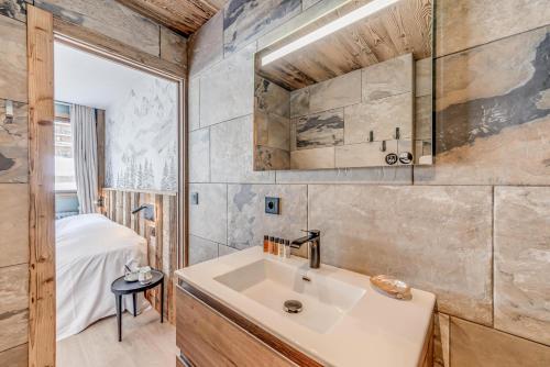 d'une salle de bains avec lavabo et d'une chambre. dans l'établissement Résidence Cimes - fantastique vue lac MAE-3453, à Tignes