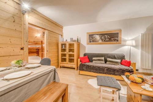 un salon avec un canapé et une table dans l'établissement Résidence Bec Rouge - Appartement rénové 3, ski au pied, vue lac MAE-3464, à Tignes