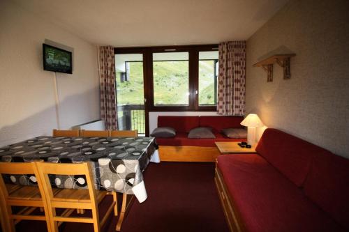 un petit salon avec un canapé et une table dans l'établissement Résidence Home Club 2 - Appartement confortable, soigné MAE-3468, à Tignes