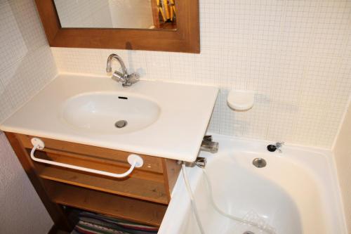 une salle de bain avec un lavabo et des toilettes dans l'établissement Résidence Rond Point Des Pistes - proximité immédiate des pistes et des remontées mécaniques (Funiculaire) MAE-3472, à Tignes