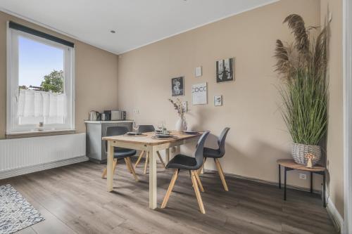 a dining room with a table and chairs at HIRSCH Apartment Luchs - zentral - modern - groß in Bad Harzburg