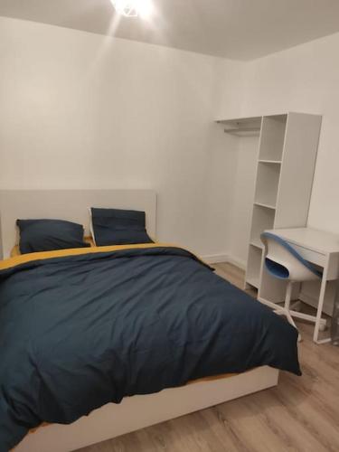 une chambre avec un lit, un bureau et une chaise dans l'établissement Appartement Cosy, 3 Chambres près du centre ville, à Orvault