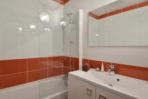 une salle de bain avec une baignoire, un lavabo et une douche dans l'établissement Résidence Saint Jacques A - 2 Pièces pour 5 Personnes 78, à Mâcot La Plagne