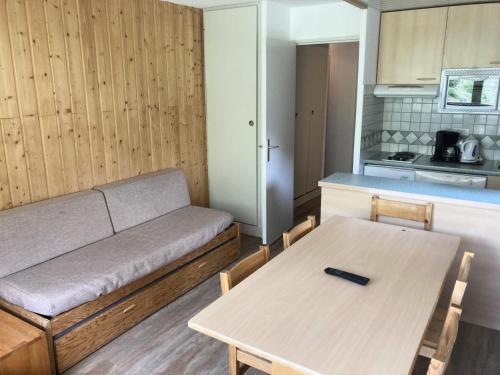 un salon avec un canapé et une table dans l'établissement Résidence Home Club 2 - Plusieurs appartements disponibles pour vos séjours en famille ou entre amis MAE-3479, à Tignes