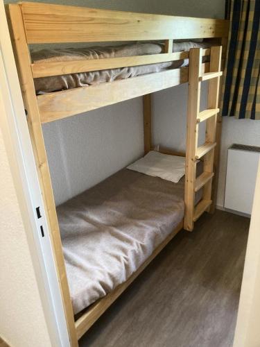 quelques lits superposés dans une chambre dans l'établissement Résidence Home Club 2 - Plusieurs appartements disponibles pour vos séjours en famille ou entre amis MAE-3479, à Tignes