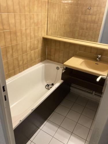 une salle de bain avec une baignoire et un lavabo dans l'établissement Résidence Home Club 2 - Plusieurs appartements disponibles pour vos séjours en famille ou entre amis MAE-3479, à Tignes