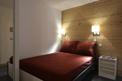 Cette petite chambre comprend un lit avec deux lumières. dans l'établissement Résidence Saint Jacques A - 2 Pièces pour 5 Personnes 12, à Mâcot La Plagne