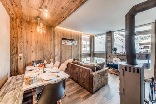 Il comprend une cuisine et un salon avec une cuisinière. dans l'établissement Résidence Roches Rouges A - Pied de pistes, appartement chaleureux et douillet MAE-3523, à Tignes