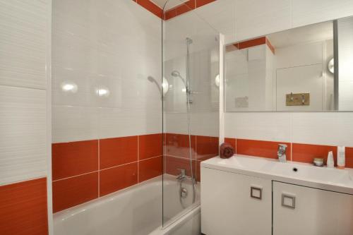 une salle de bain avec une baignoire, un lavabo et une douche dans l'établissement Résidence Saint Jacques A - Studio pour 4 Personnes 26, à Mâcot La Plagne