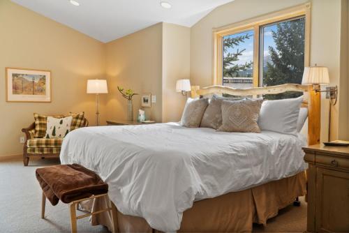 Giường trong phòng chung tại Beautiful 7BR Home Walk Everywhere