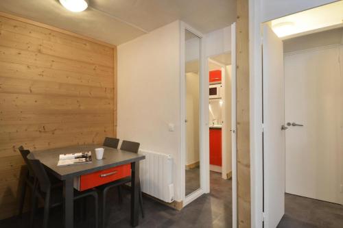 une petite cuisine et salle à manger avec une table et des chaises dans l'établissement Résidence Saint Jacques A - Studio pour 4 Personnes 36, à Mâcot La Plagne
