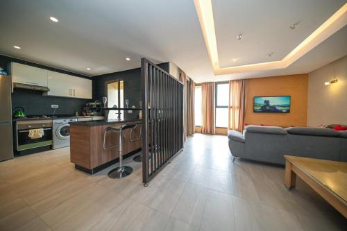 Кухня или мини-кухня в Tamraght golf sea view , pool, beach access
