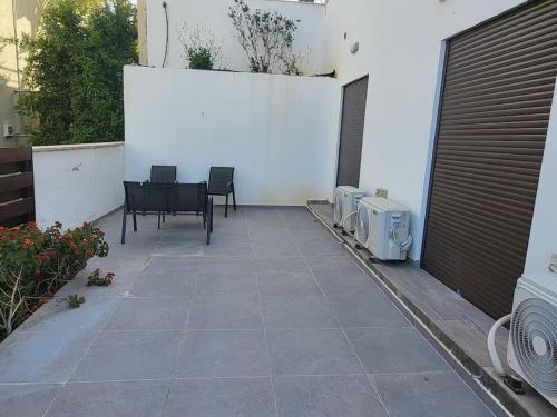 En terrasse eller udendørsområde på Limassol mountain and sea views