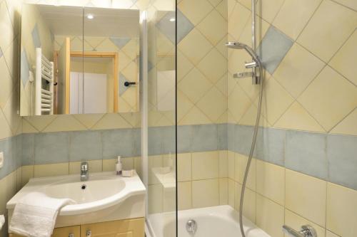 une salle de bain avec un lavabo et une douche dans l'établissement Résidence Callisto - 3 Pièces pour 7 Personnes 70, à Mâcot La Plagne
