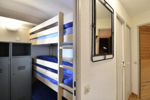 - une chambre avec 2 lits superposés et un miroir dans l'établissement Résidence Andromede - 3 Pièces pour 6 Personnes 71, à Mâcot La Plagne