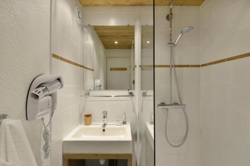 une salle de bain avec un lavabo et une douche dans l'établissement Résidence Andromede - 3 Pièces pour 6 Personnes 71, à Mâcot La Plagne