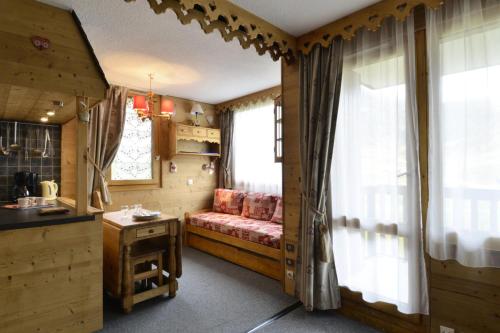 un salon avec un canapé et une fenêtre dans l'établissement Résidence Pierre De Soleil - 2 Pièces pour 6 Personnes 575, à Mâcot La Plagne