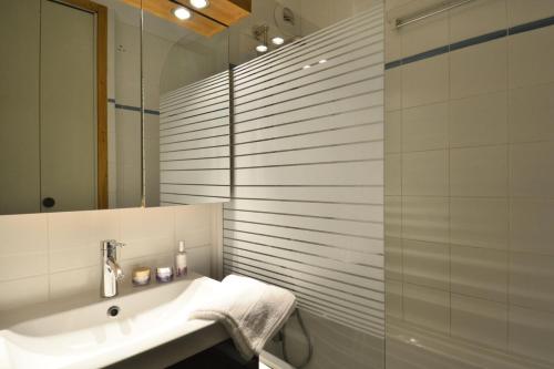 une salle de bain avec un lavabo, une douche et un miroir dans l'établissement Résidence Pierre De Soleil - 2 Pièces pour 6 Personnes 575, à Mâcot La Plagne