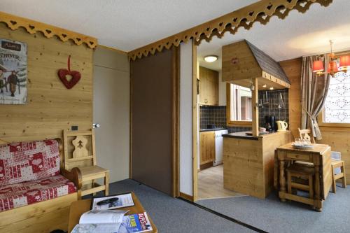 Cet appartement comprend une chambre avec une cuisine et un salon avec une kitchenette. dans l'établissement Résidence Pierre De Soleil - 2 Pièces pour 6 Personnes 575, à Mâcot La Plagne