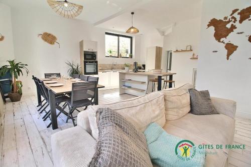 un salon avec un canapé et une table dans l'établissement Jolie maison ételoise - mer , cœur d etel, à Étel