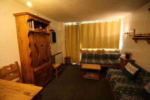 un salon avec un canapé et une table dans l'établissement Résidence Home Club 2 - Studio chaleureux et confortable MAE-3576, à Tignes
