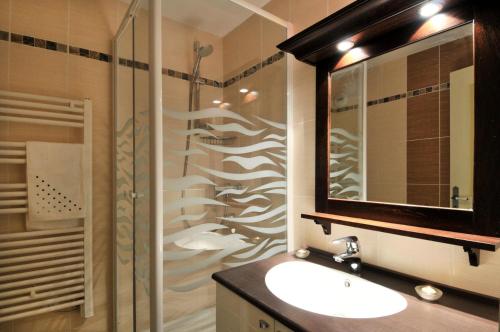 une salle de bain avec un lavabo, une douche et un miroir dans l'établissement Résidence Aigue-marine - 2 Pièces pour 5 Personnes 82, à Mâcot La Plagne