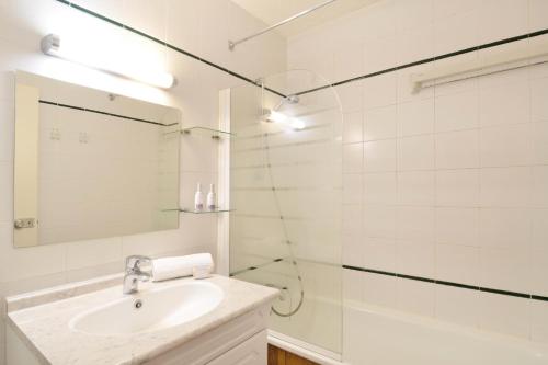 une salle de bain avec un lavabo et une douche dans l'établissement Résidence Carroley B - 2 Pièces pour 5 Personnes 91, à Mâcot La Plagne